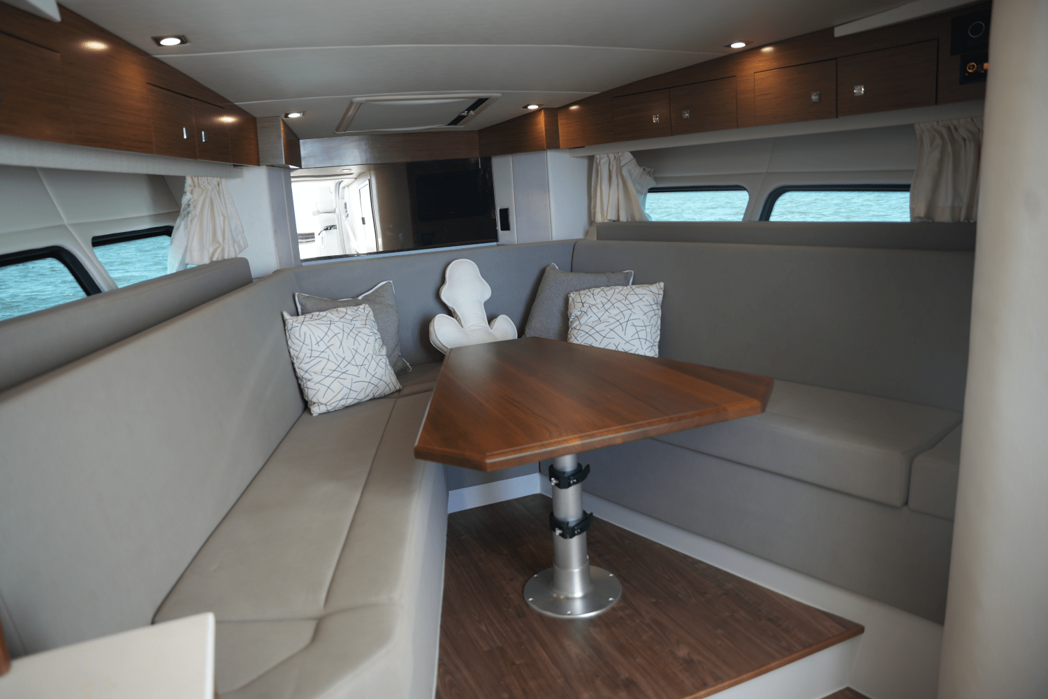 Slide: The Image of Cruisers Yachts 390 EXPRESS COUPE 2018 - 33