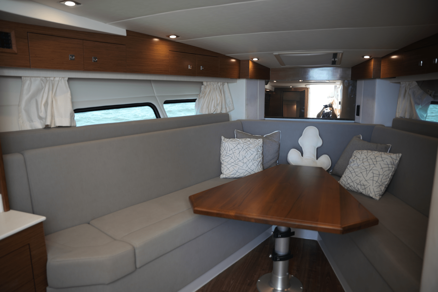 Slide: The Image of Cruisers Yachts 390 EXPRESS COUPE 2018 - 34