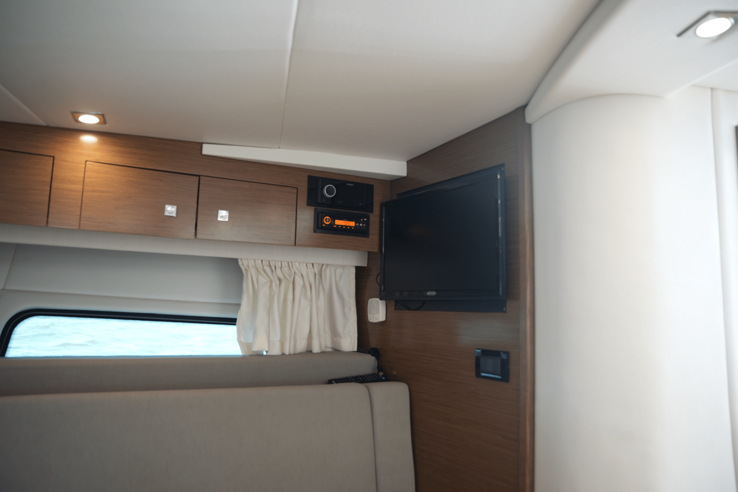 Slide: The Image of Cruisers Yachts 390 EXPRESS COUPE 2018 - 35