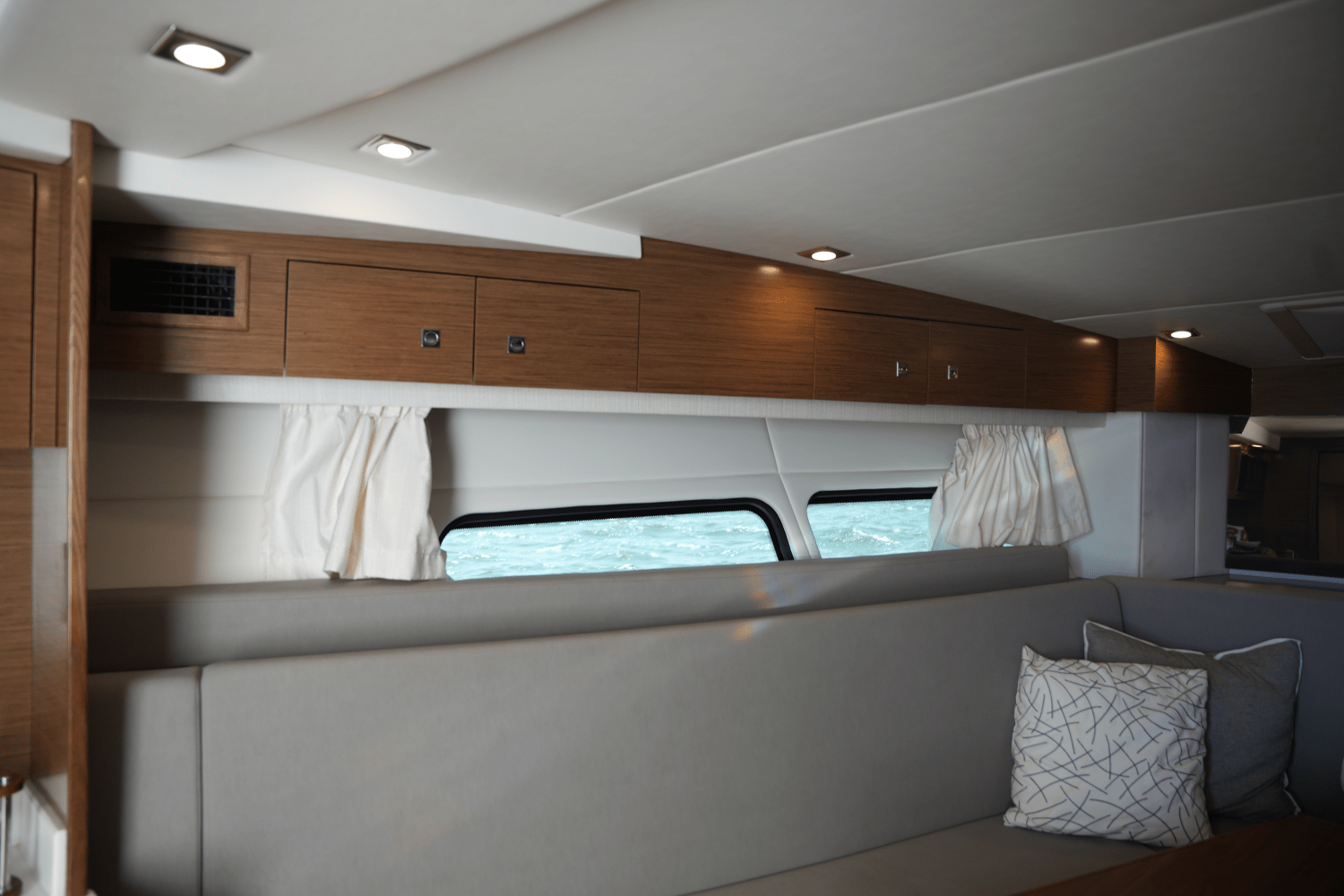 Slide: The Image of Cruisers Yachts 390 EXPRESS COUPE 2018 - 36