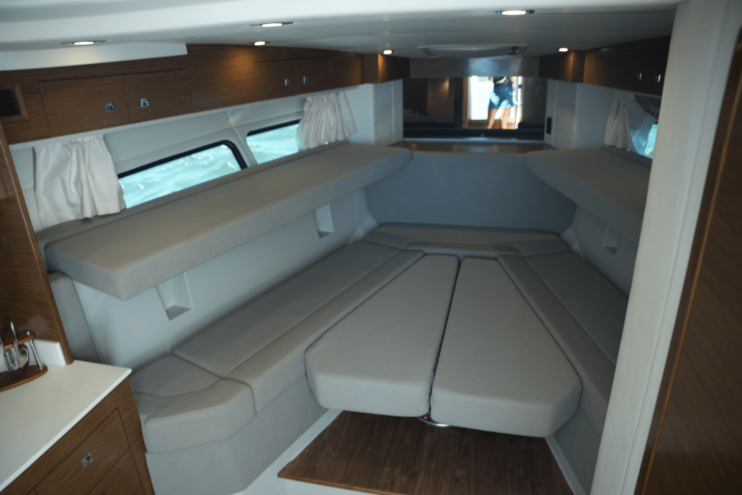 Slide: The Image of Cruisers Yachts 390 EXPRESS COUPE 2018 - 40
