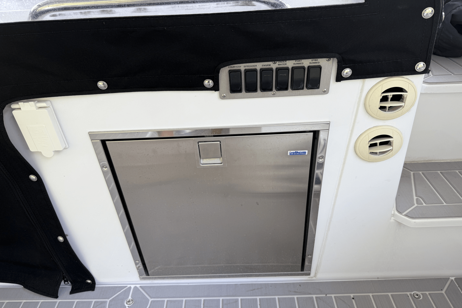 Slide: The Image of Cruisers Yachts 39 Express Coupe 2022 - 27