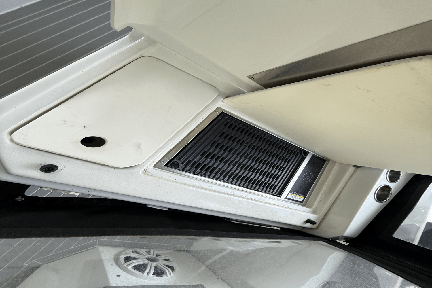 Slide: The Image of Cruisers Yachts 39 Express Coupe 2022 - 28