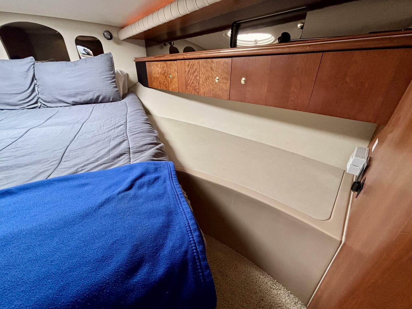 Slide: The Image of Cruisers Yachts 4270 Express 2001 - 5278307