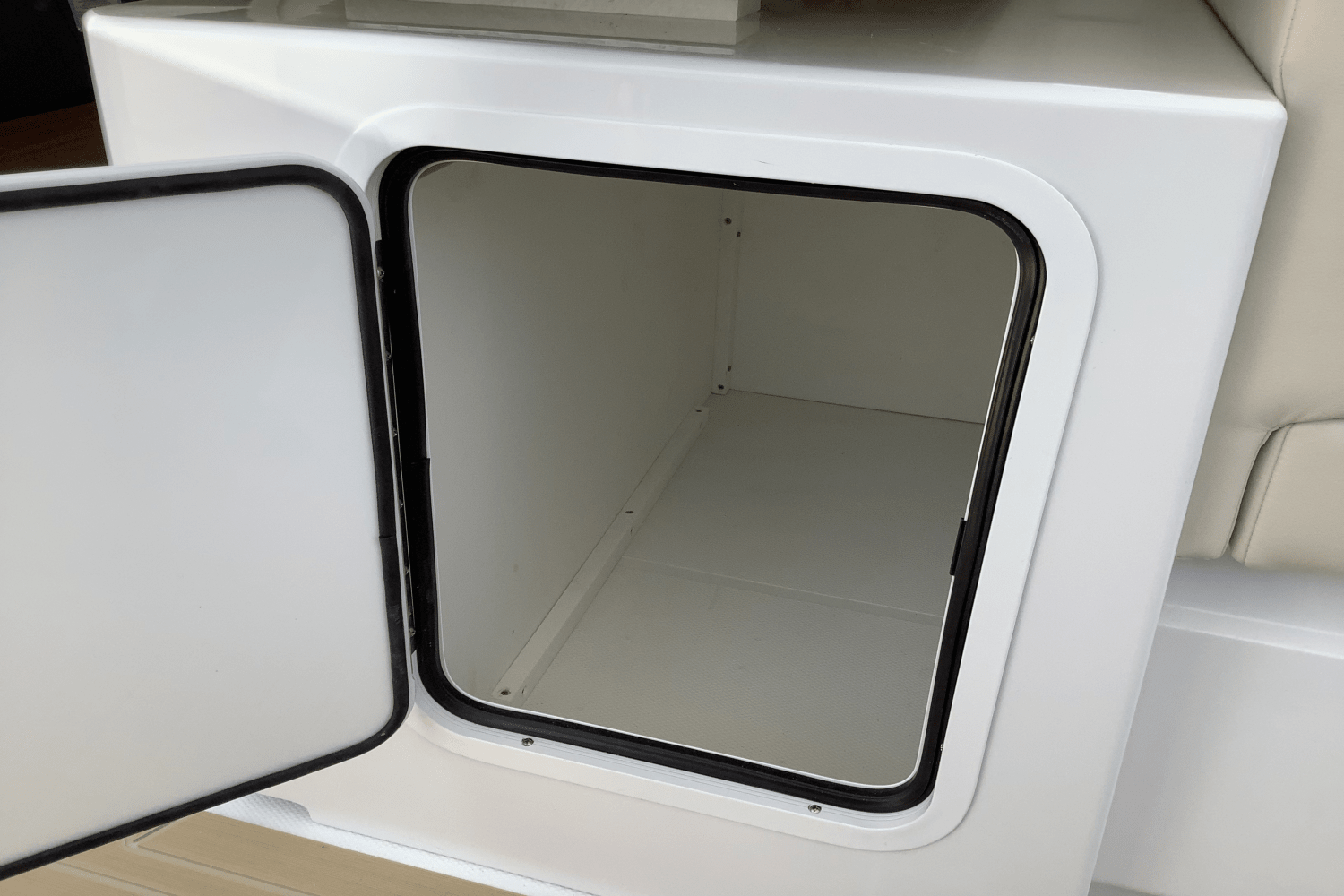 Slide: The Image of Cruisers Yachts 42 GLS 2025 - 28