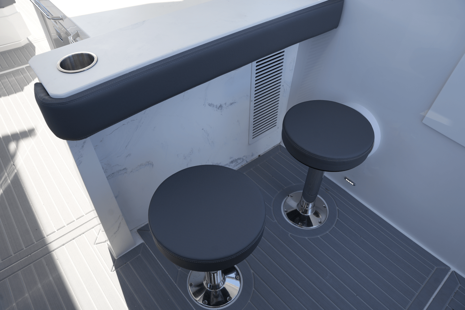 Slide: The Image of Cruisers Yachts 42 GLS 2025 - 31