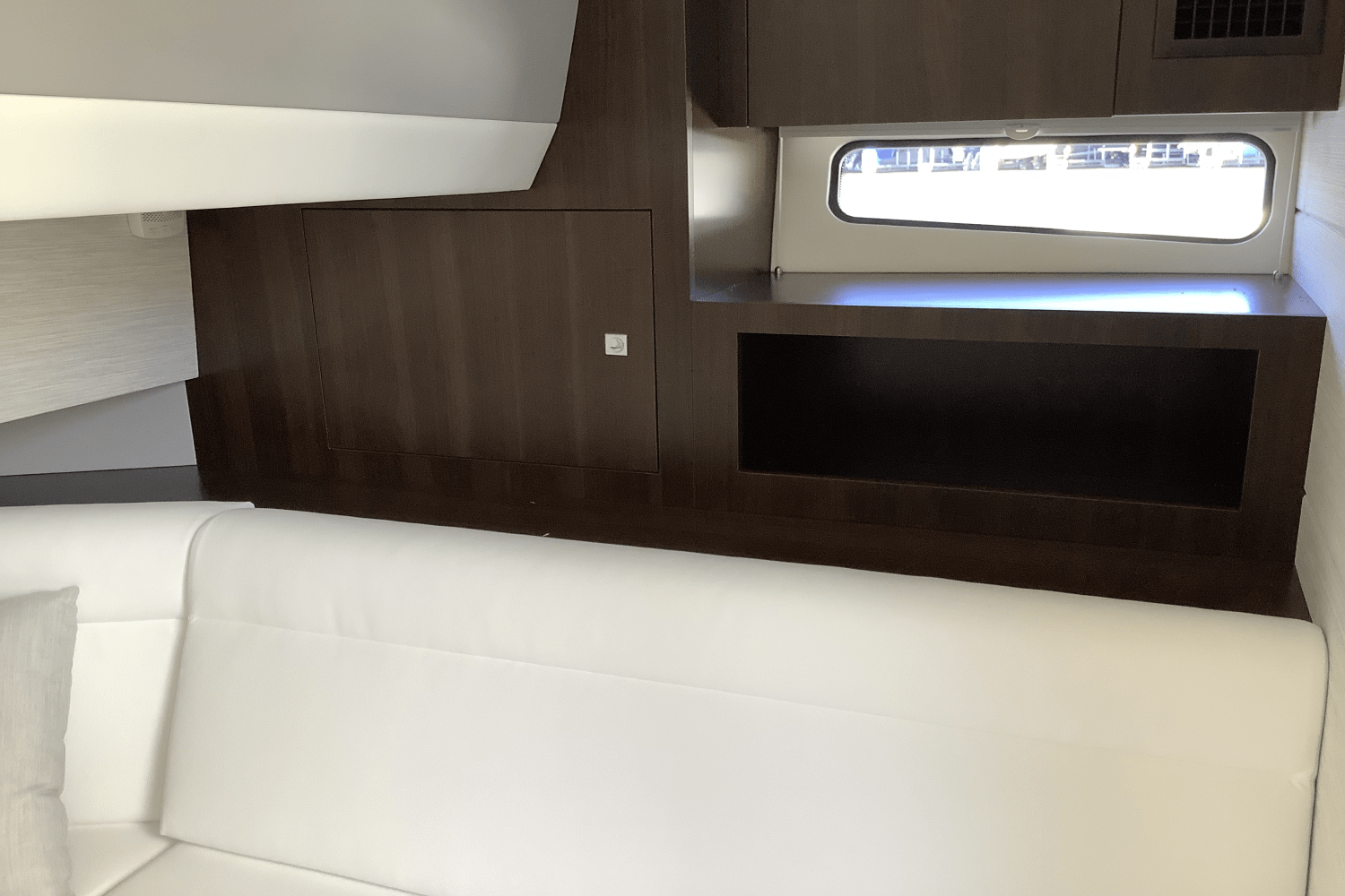 Slide: The Image of Cruisers Yachts 42 GLS 2025 - 37