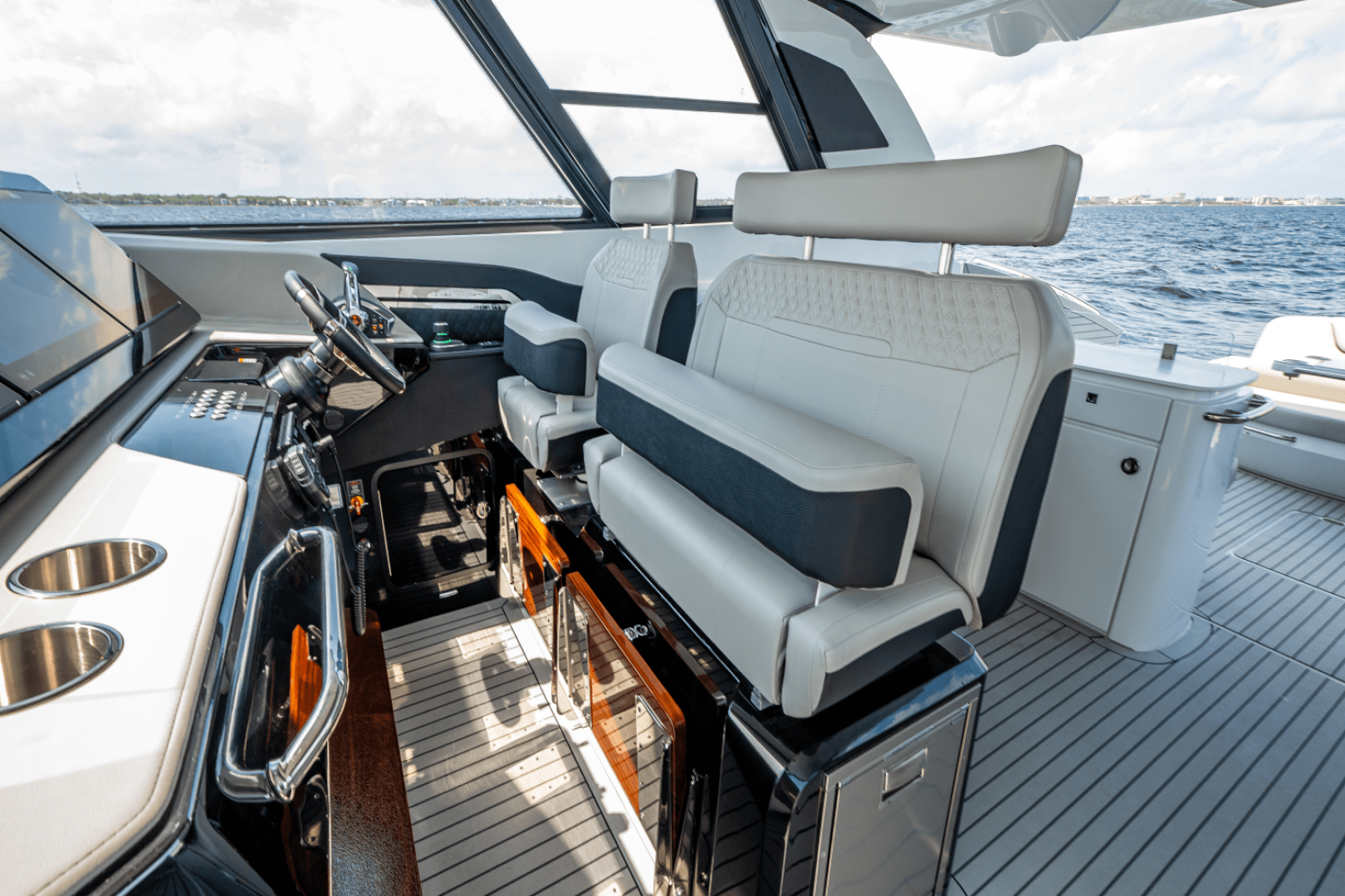 Slide: The Image of Cruisers Yachts 50 GLS Outboard 2025 - 5263814