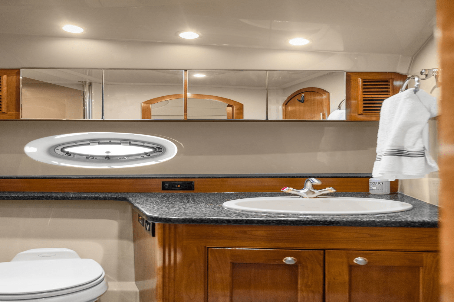 Slide: The Image of Cruisers Yachts 540 EXPRESS 2005 - 10