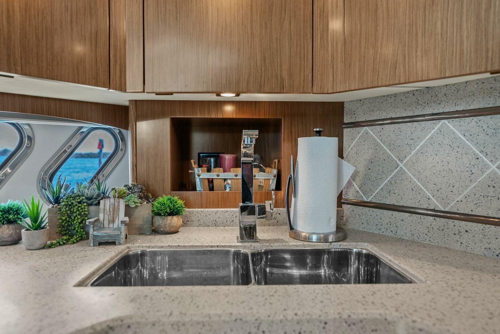 Slide: The Image of 2014 Cruisers Yachts 540 Sport Coupe - 5342416