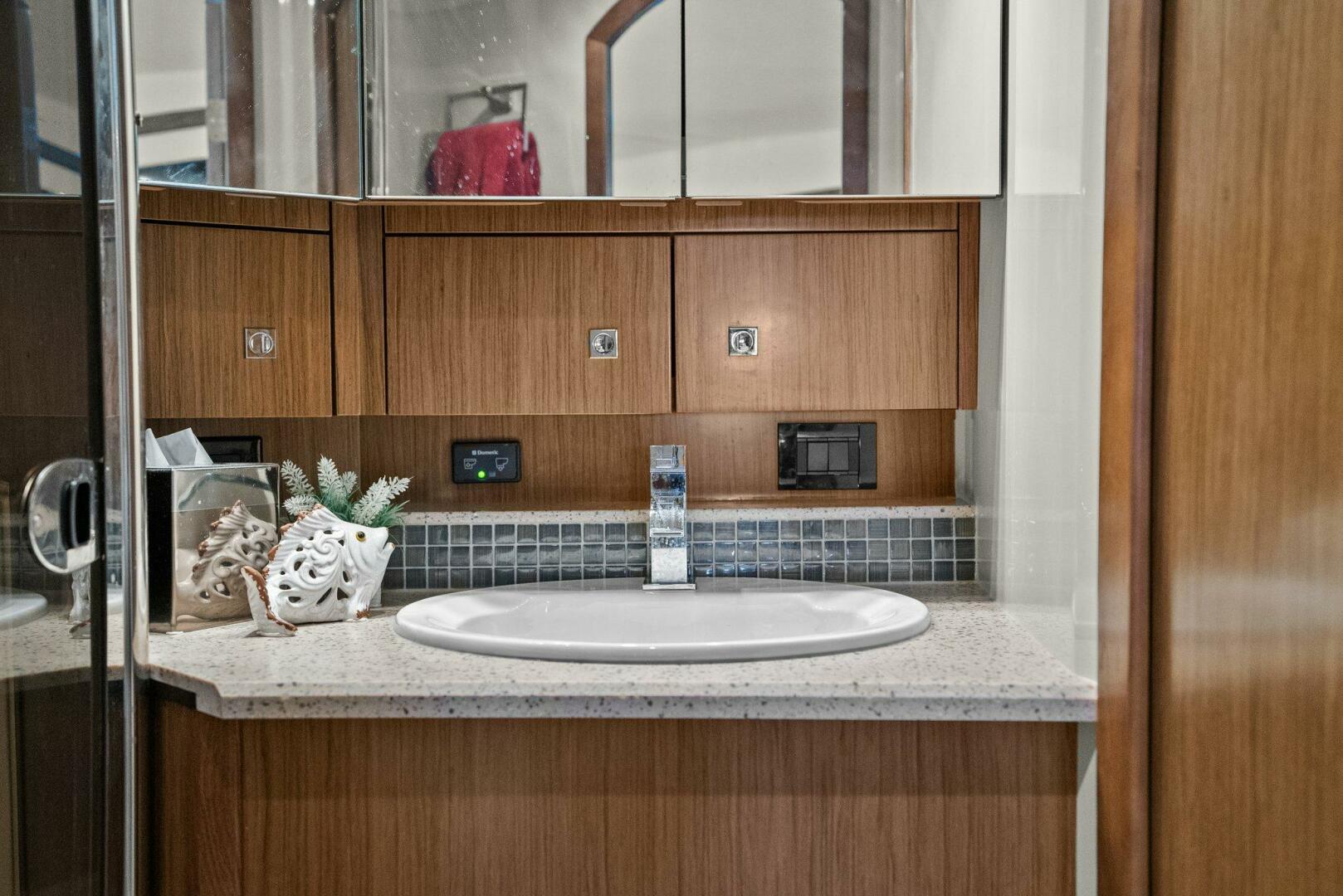 Slide: The Image of 2014 Cruisers Yachts 540 Sport Coupe - 5342427