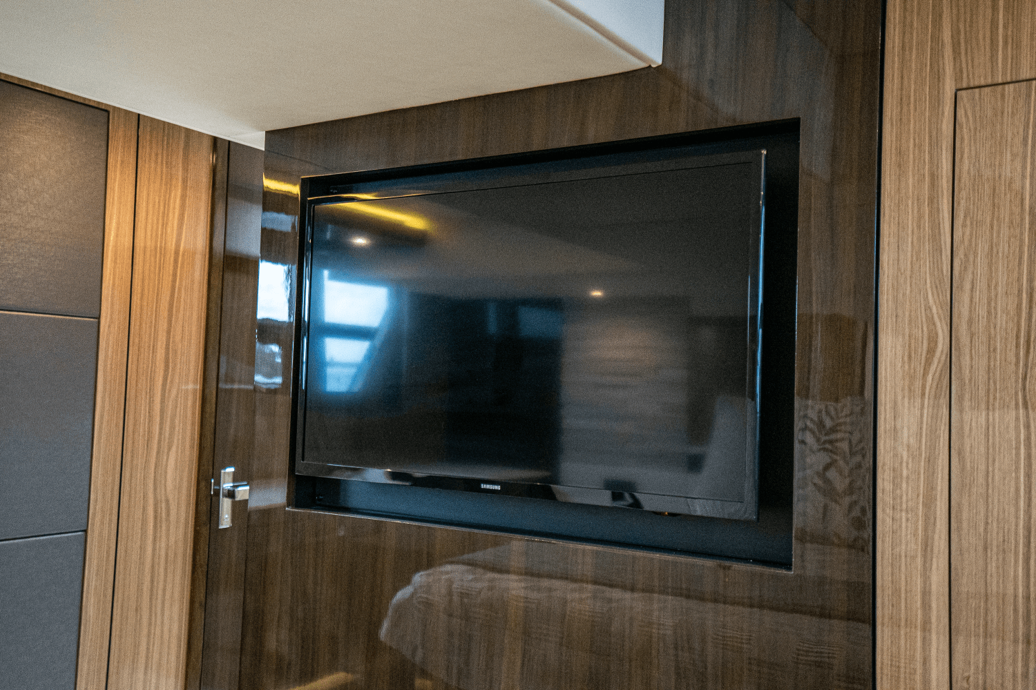 Slide: The Image of Cruisers Yachts 54 CANTIUS 2022 - 27