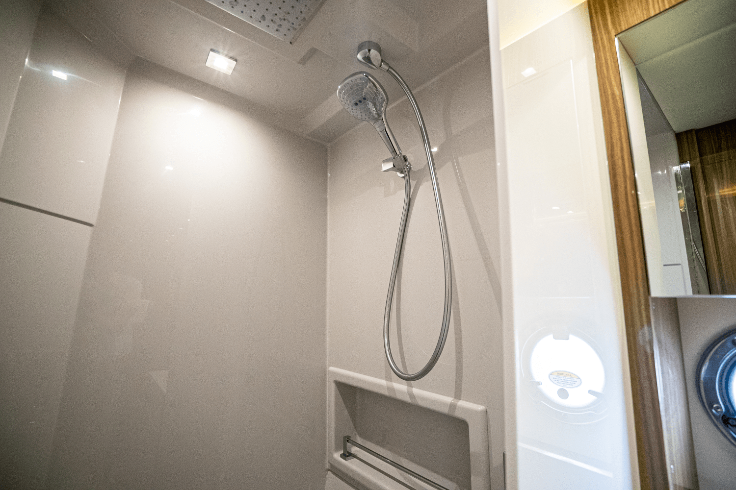 Slide: The Image of Cruisers Yachts 54 CANTIUS 2022 - 32