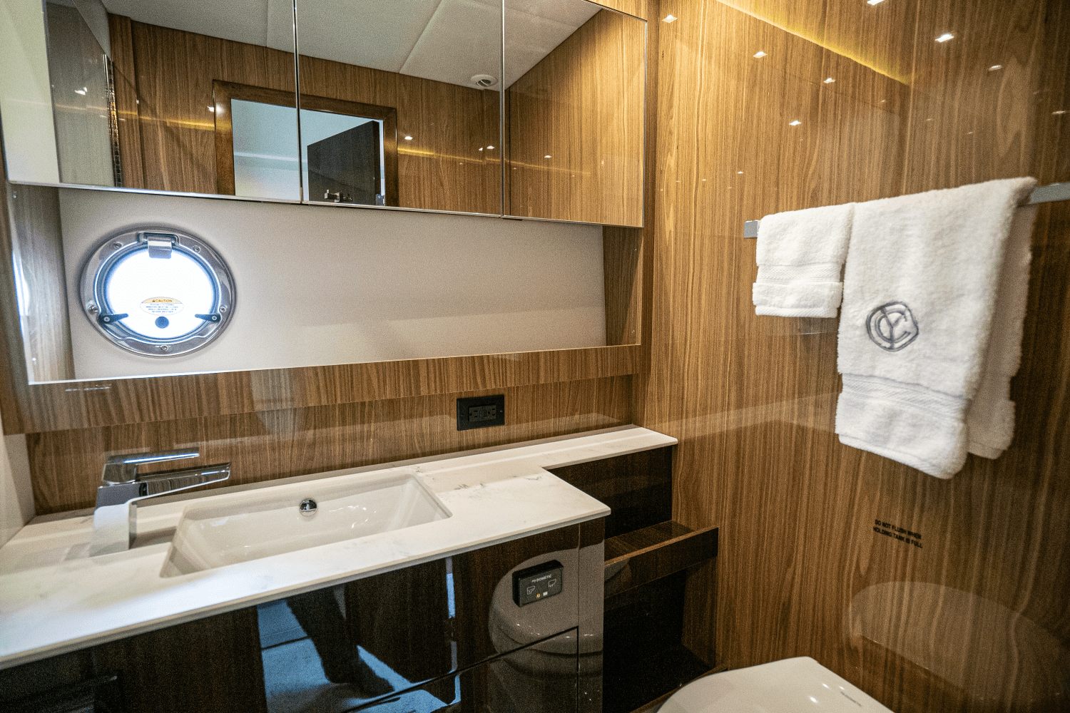 Slide: The Image of Cruisers Yachts 54 CANTIUS 2022 - 34