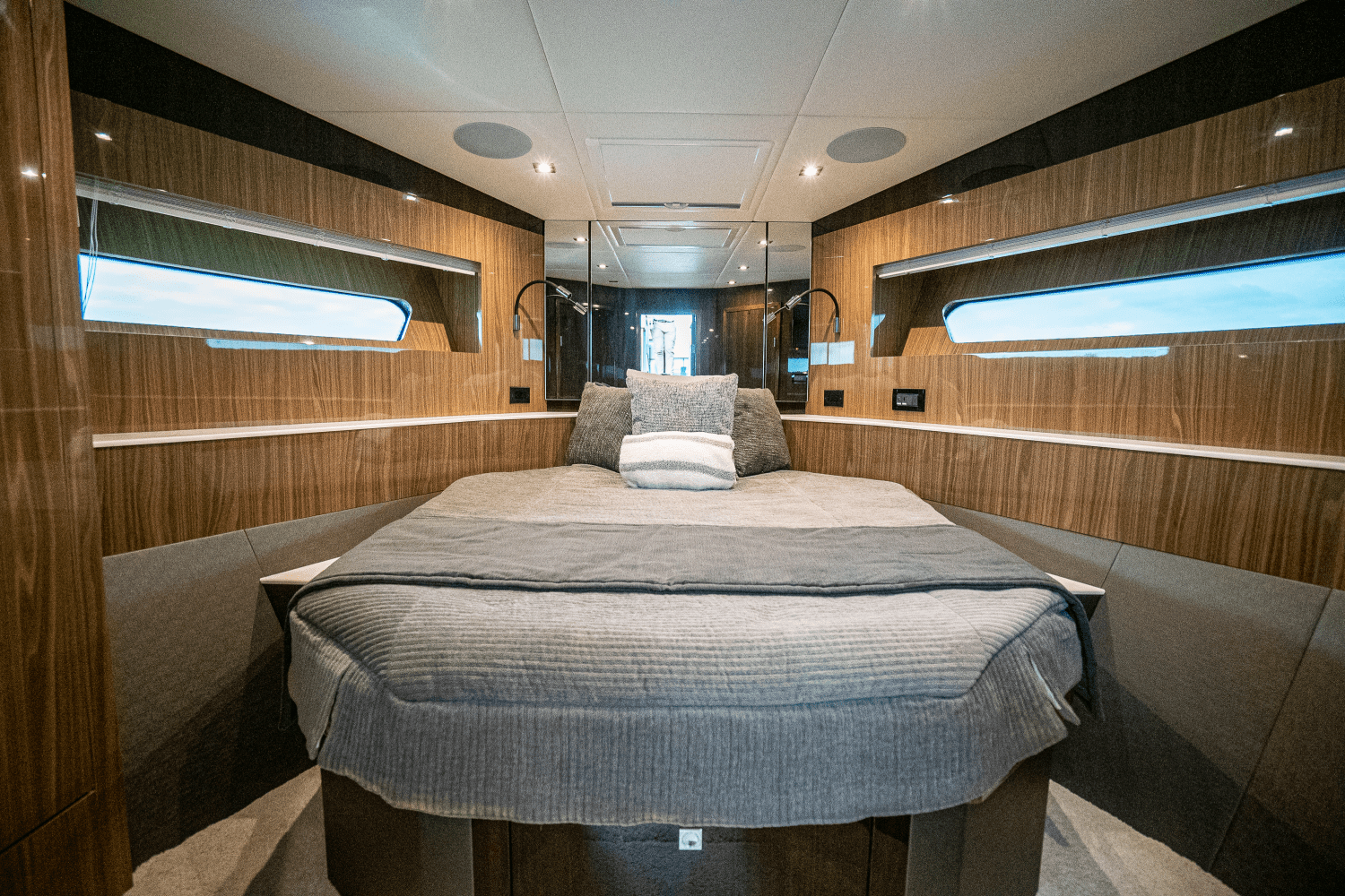 Slide: The Image of Cruisers Yachts 54 CANTIUS 2022 - 36