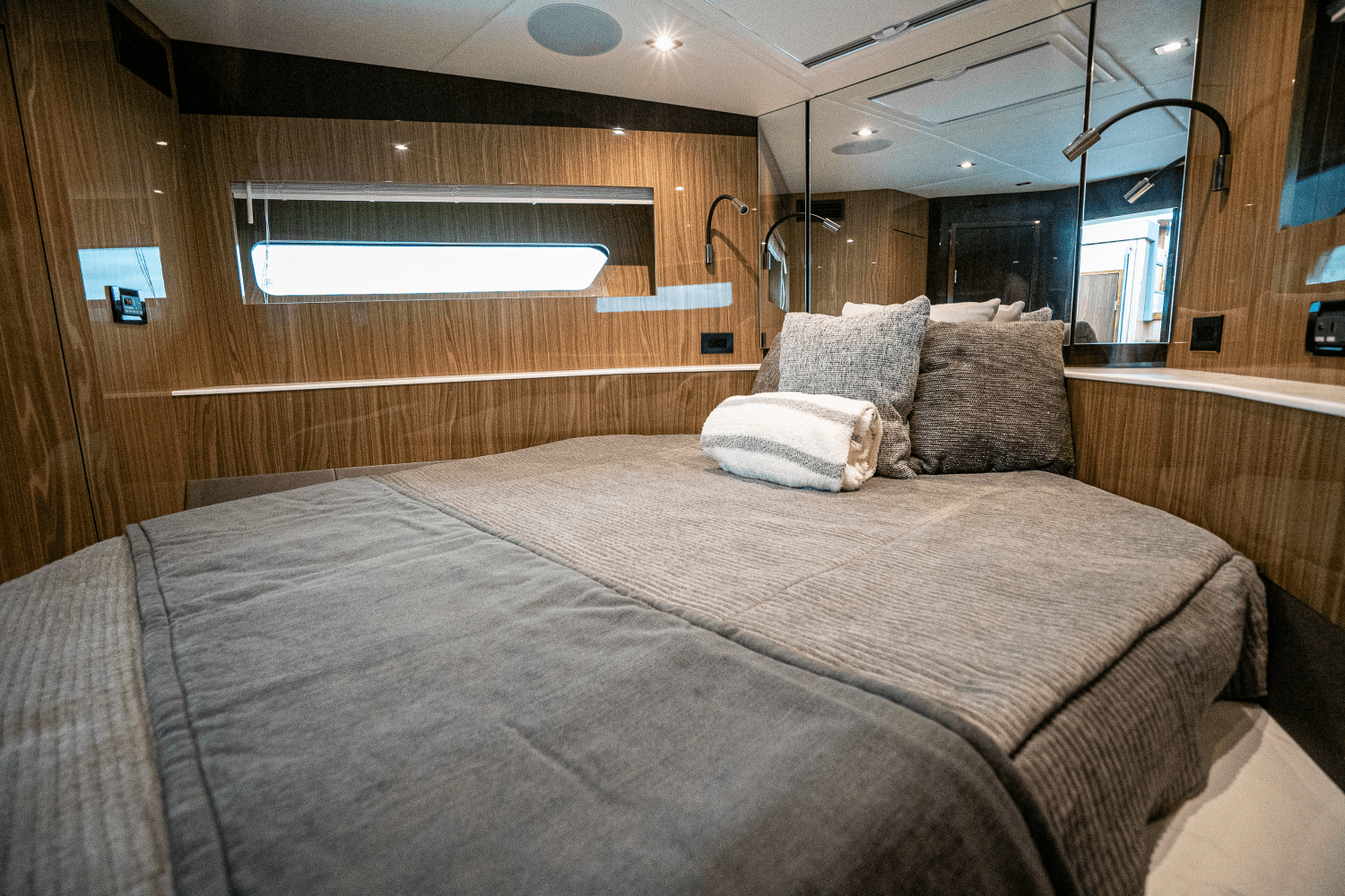 Slide: The Image of Cruisers Yachts 54 CANTIUS 2022 - 37