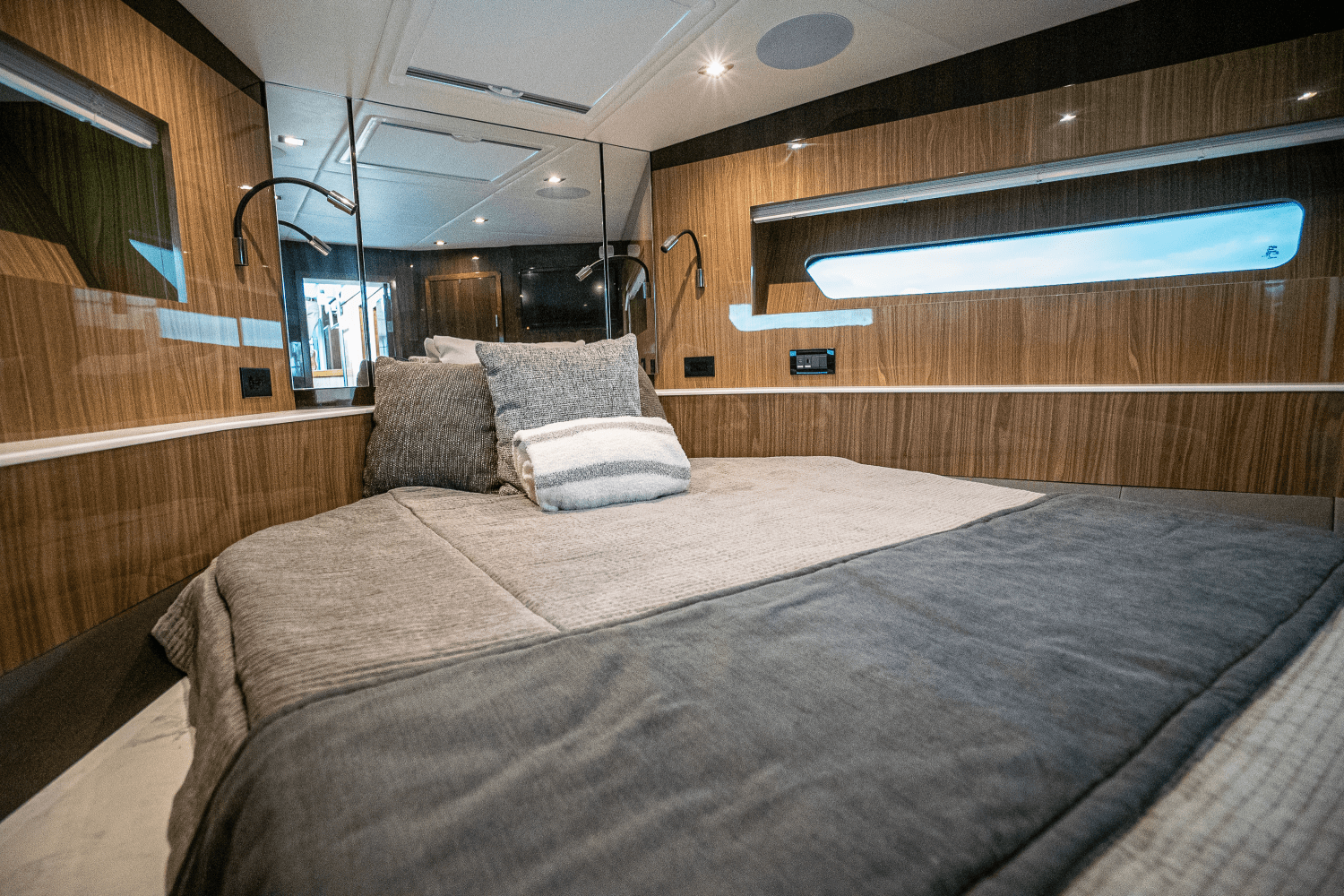 Slide: The Image of Cruisers Yachts 54 CANTIUS 2022 - 38