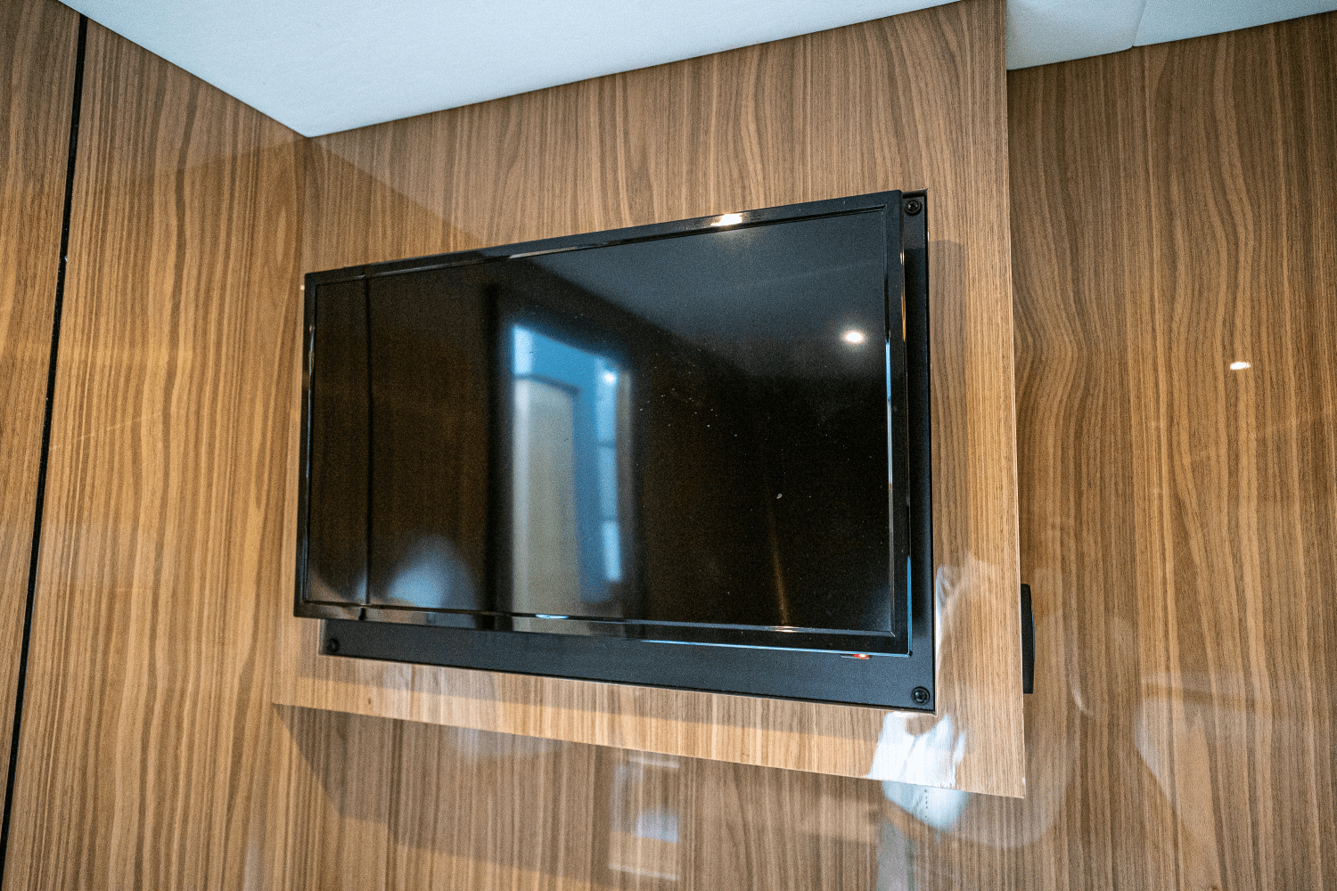 Slide: The Image of Cruisers Yachts 54 CANTIUS 2022 - 39