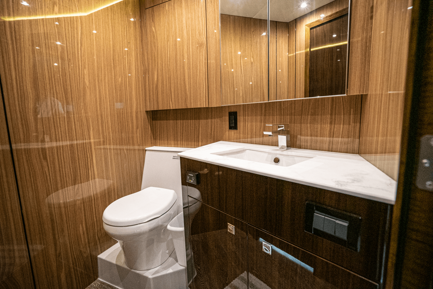 Slide: The Image of Cruisers Yachts 54 CANTIUS 2022 - 40