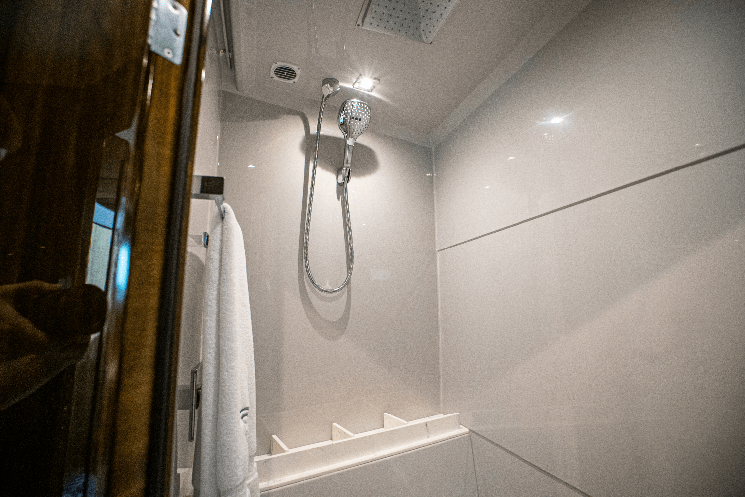 Slide: The Image of Cruisers Yachts 54 CANTIUS 2022 - 43