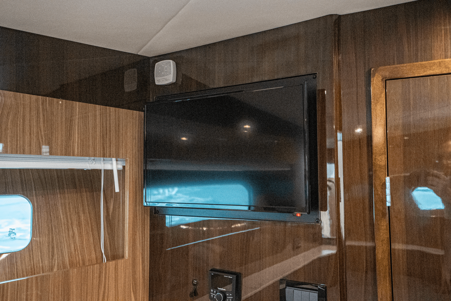 Slide: The Image of Cruisers Yachts 54 CANTIUS 2022 - 47