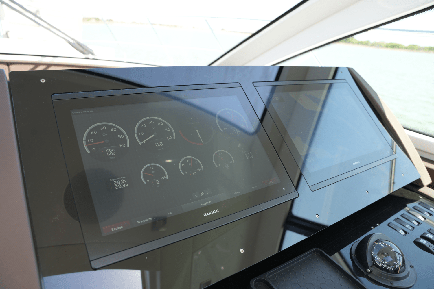 Slide: The Image of Cruisers Yachts 54 CANTIUS 2022 - 64