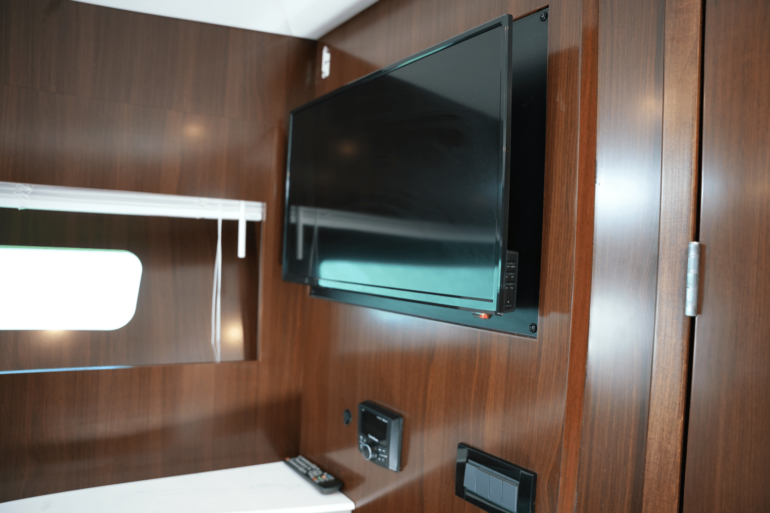Slide: The Image of Cruisers Yachts 54 CANTIUS 2022 - 73