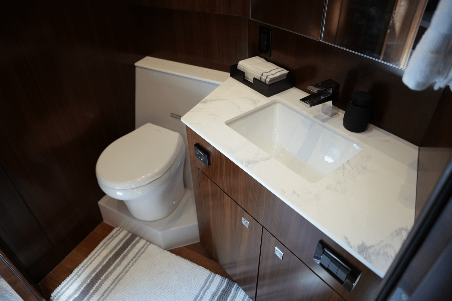 Slide: The Image of Cruisers Yachts 54 CANTIUS 2022 - 76