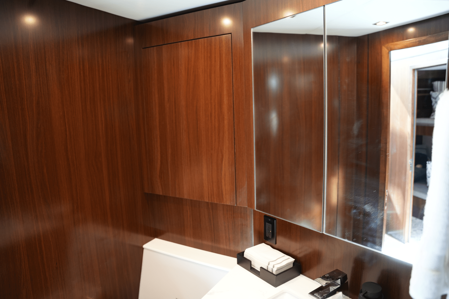 Slide: The Image of Cruisers Yachts 54 CANTIUS 2022 - 77