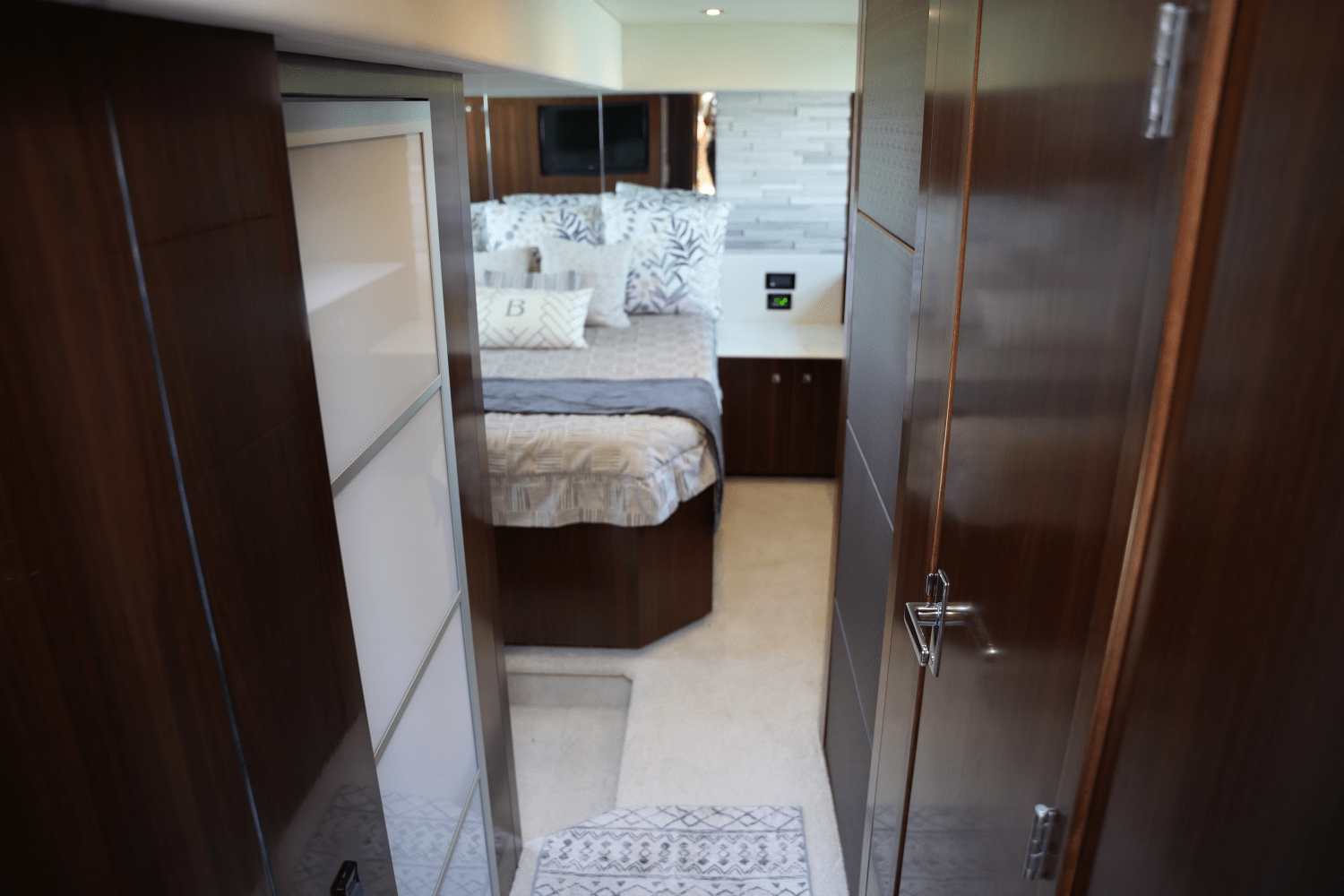 Slide: The Image of Cruisers Yachts 54 CANTIUS 2022 - 80