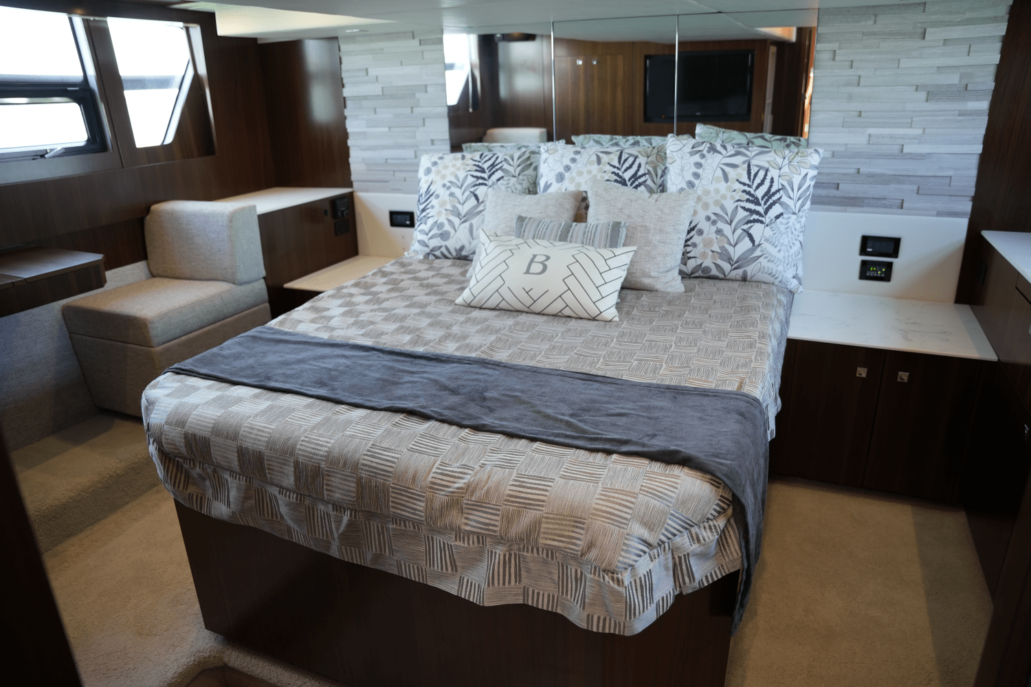 Slide: The Image of Cruisers Yachts 54 CANTIUS 2022 - 81