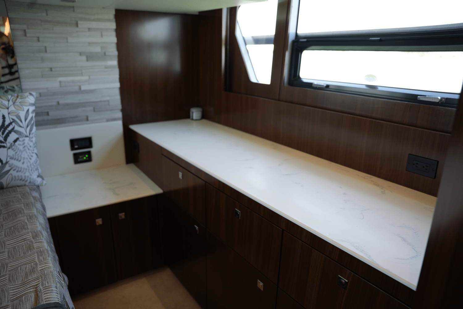 Slide: The Image of Cruisers Yachts 54 CANTIUS 2022 - 82