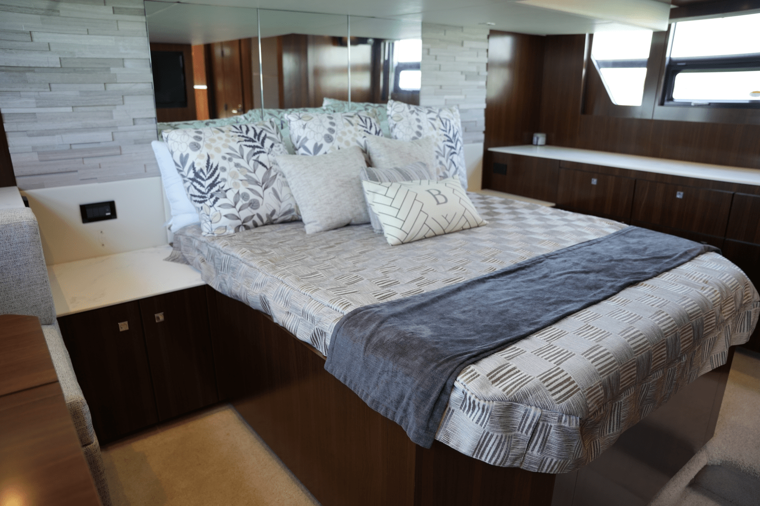 Slide: The Image of Cruisers Yachts 54 CANTIUS 2022 - 85