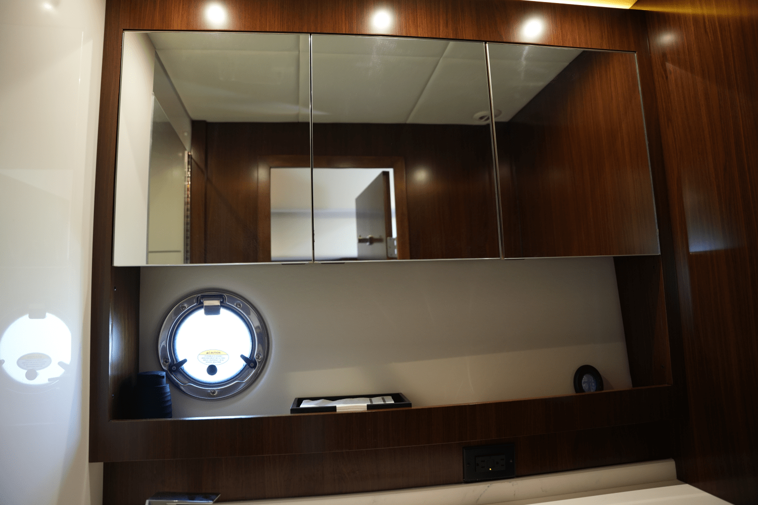 Slide: The Image of Cruisers Yachts 54 CANTIUS 2022 - 89