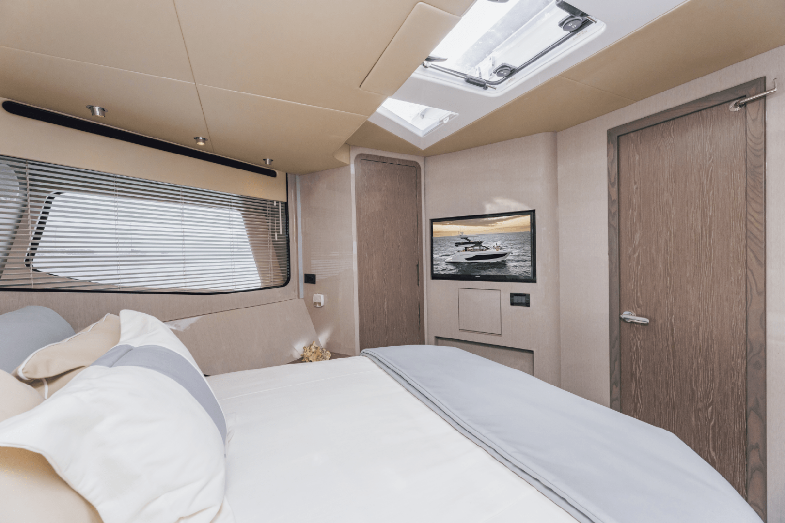 Slide: The Image of Cruisers Yachts 57 Fly 2025 - 4958443