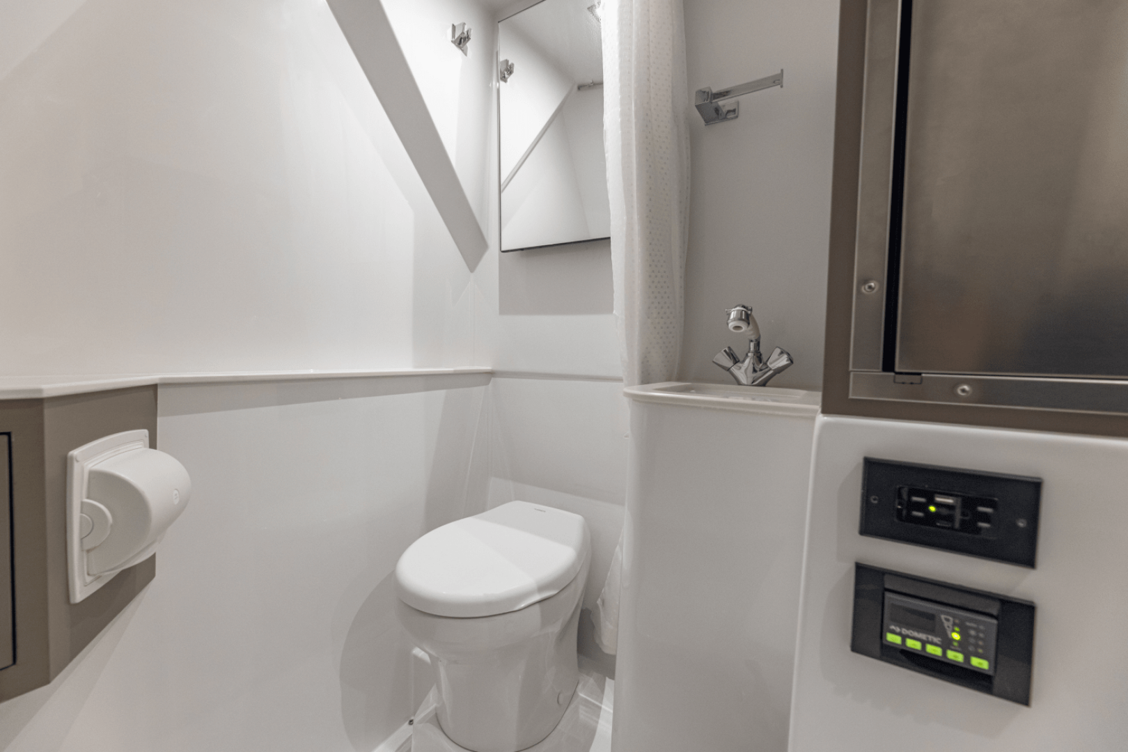 Slide: The Image of Cruisers Yachts 57 Fly 2025 - 4958447