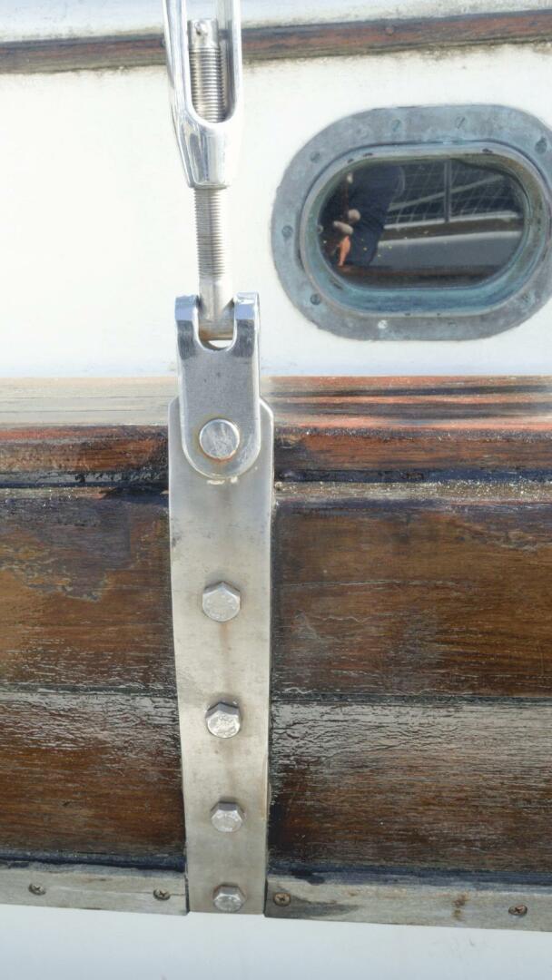 Slide: The Image of External Chain Plates All chain plates are external, easily accessed, and in great shape. - 10