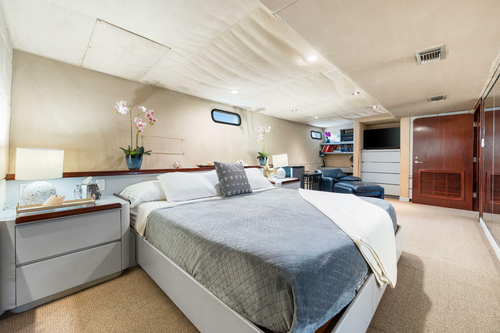 Slide: The Image of Custom Freeport Yachts - Expedition 1991 - 4868765