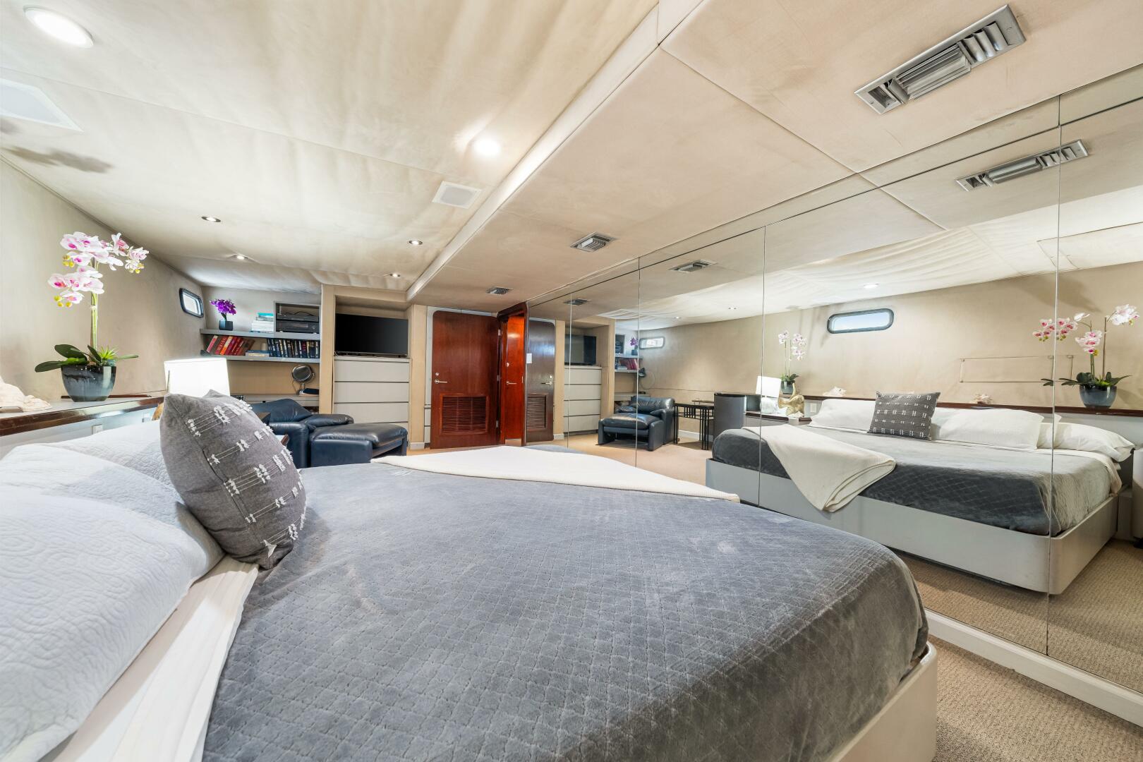 Slide: The Image of Custom Freeport Yachts - Expedition 1991 - 4868766