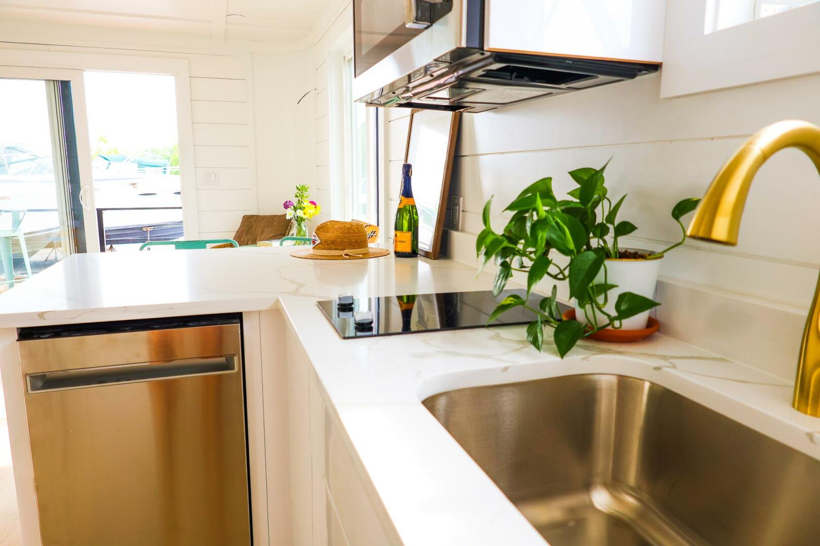 Slide: The Image of Custom Hank's 40 Houseboat 2025 - 5126650
