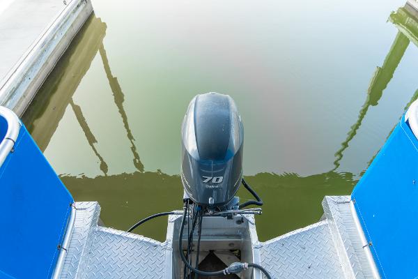 Slide: The Image of Outboard motor on a 2000 Custom Lake Wind 25 x 10 Pontoon boat. - 27