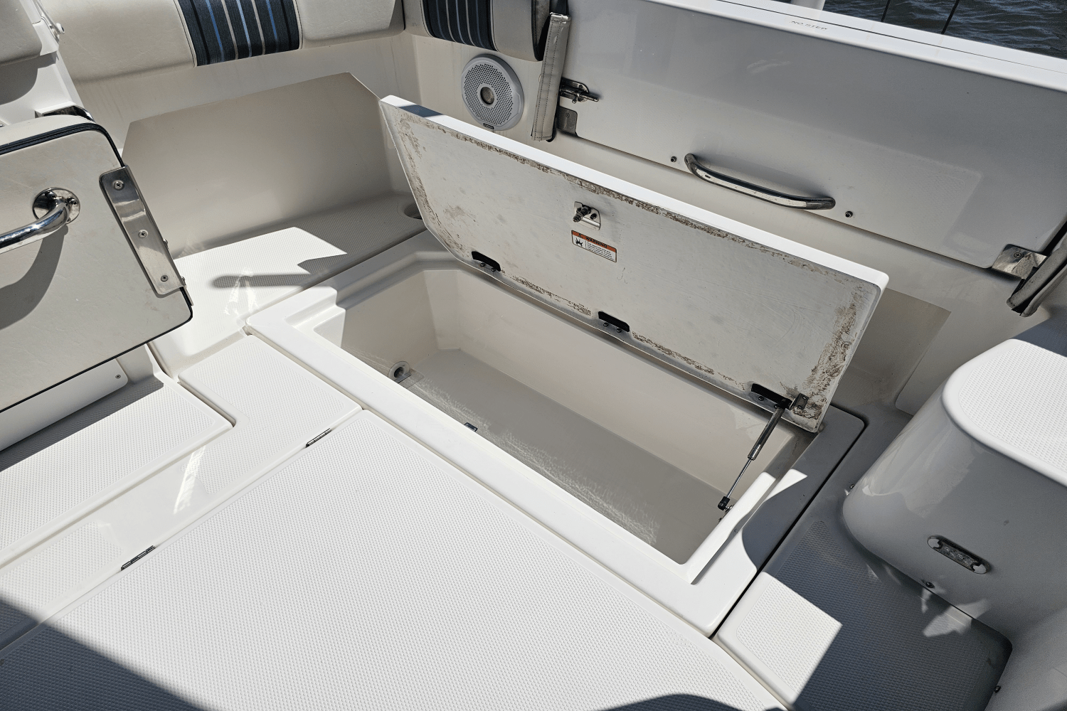 Slide: The Image of Cutwater 302 COUPE 2019 - 17