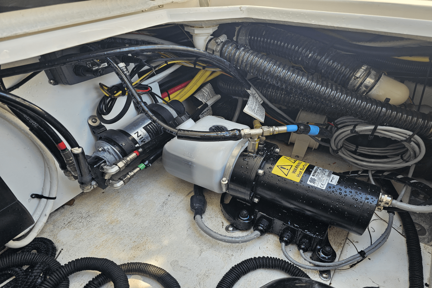 Slide: The Image of Cutwater 302 COUPE 2019 - 19