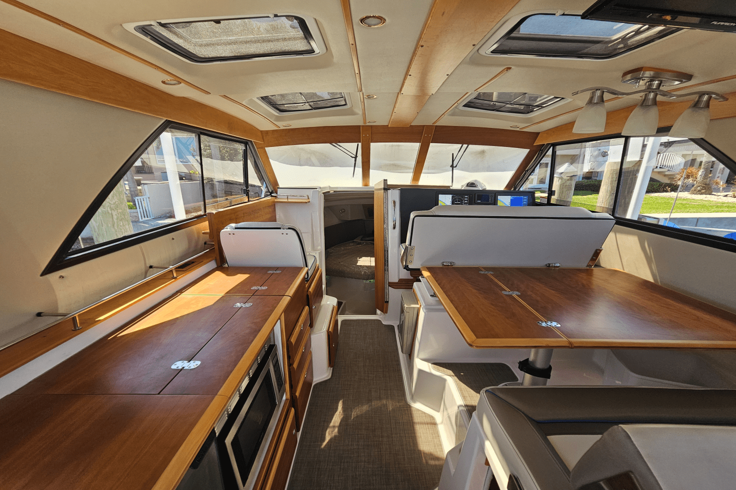 Slide: The Image of Cutwater 302 COUPE 2019 - 28