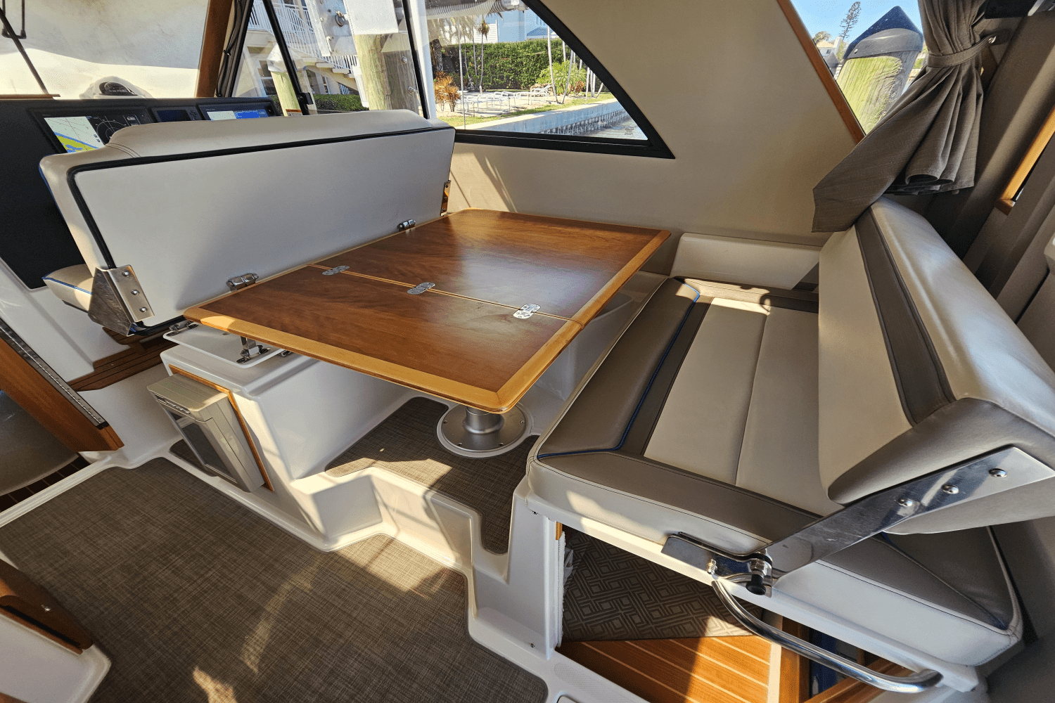 Slide: The Image of Cutwater 302 COUPE 2019 - 29