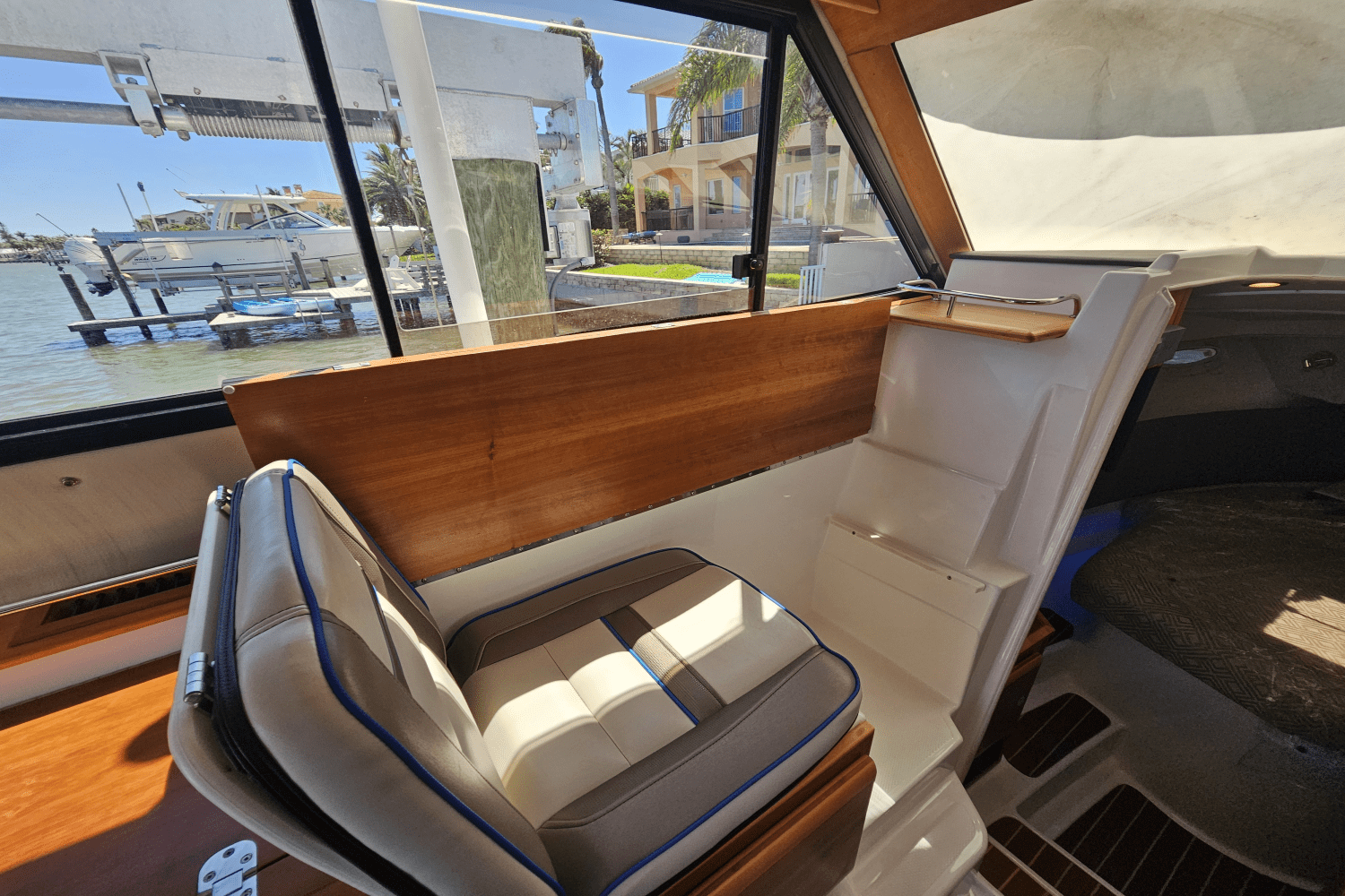 Slide: The Image of Cutwater 302 COUPE 2019 - 30