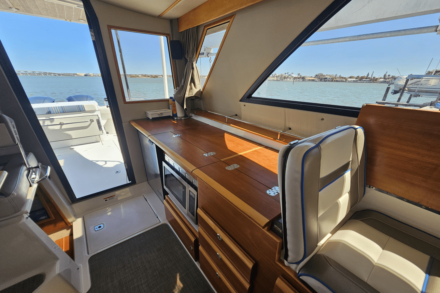 Slide: The Image of Cutwater 302 COUPE 2019 - 31