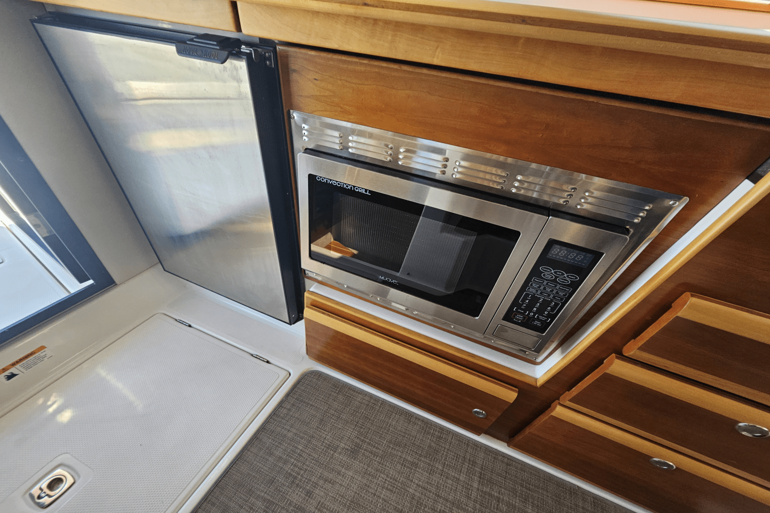 Slide: The Image of Cutwater 302 COUPE 2019 - 32