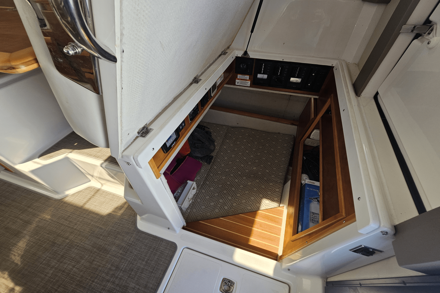 Slide: The Image of Cutwater 302 COUPE 2019 - 38