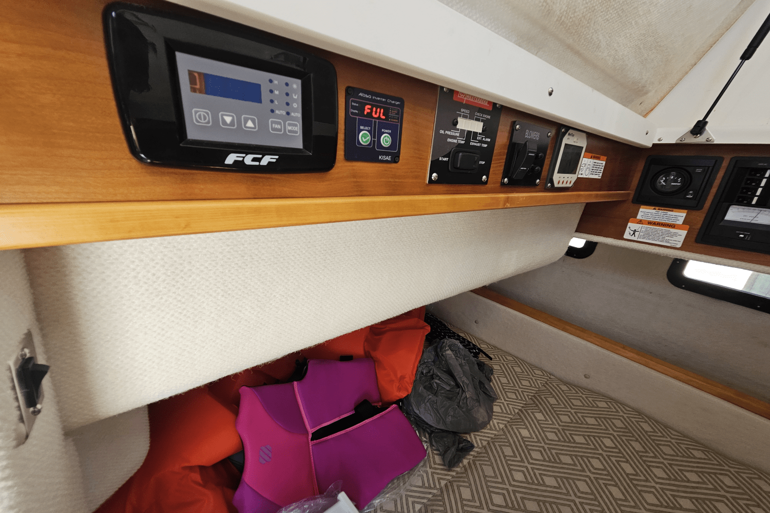 Slide: The Image of Cutwater 302 COUPE 2019 - 40